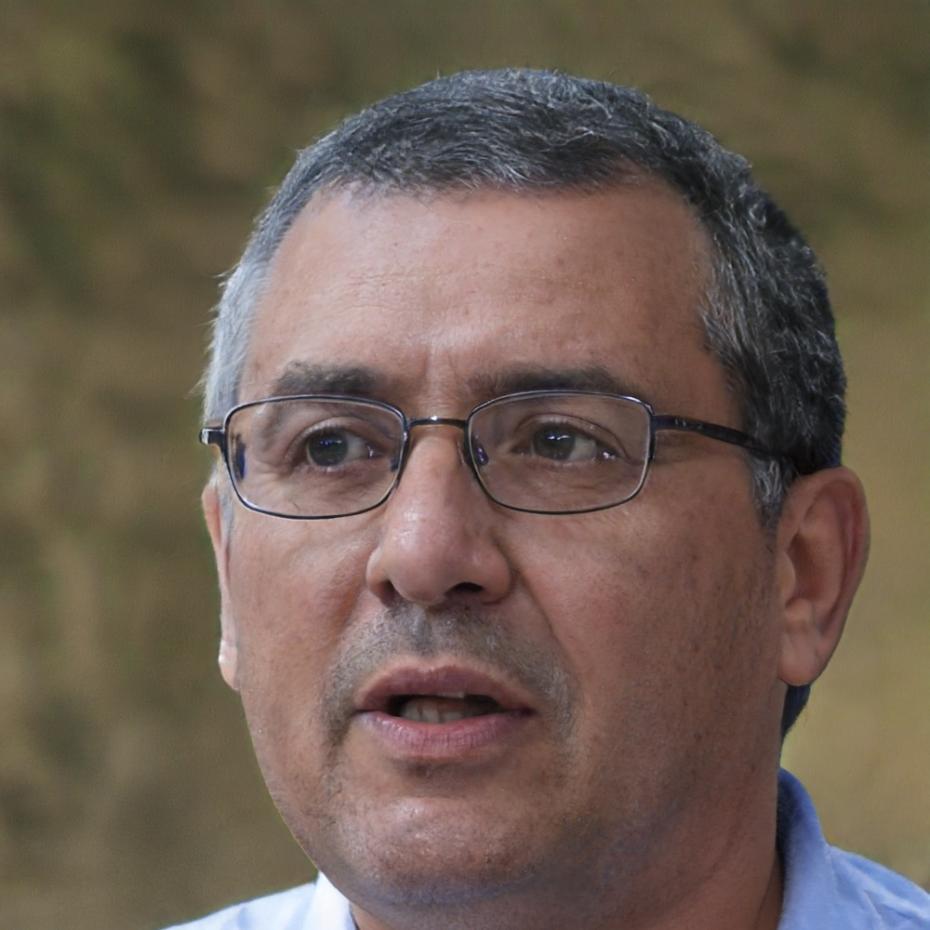 Retrato profesional de Adrián Castellanos